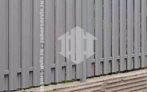 Забор из евроштакетника на ленточном фундаменте шахматка